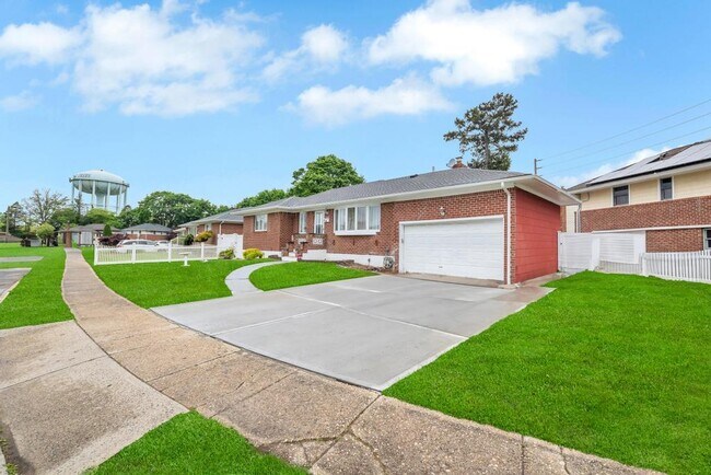 3883 Green Pl in Bethpage, NY - Building Photo - Building Photo