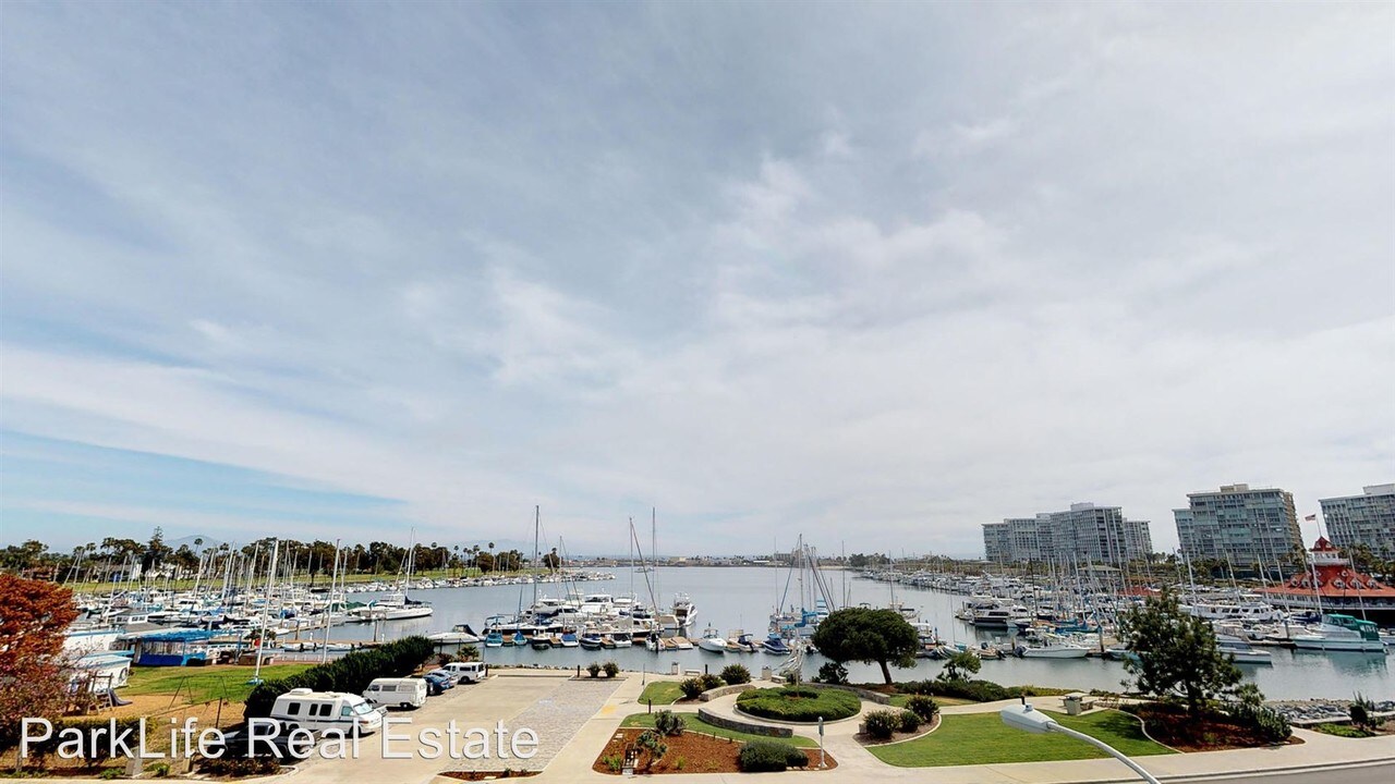 1623 Glorietta Blvd in Coronado, CA - Building Photo