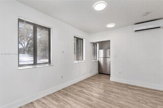 1035 SW 4th St in Miami, FL - Building Photo - Building Photo