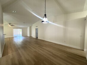 964 Vanderbilt Dr in Eustis, FL - Foto de edificio - Building Photo