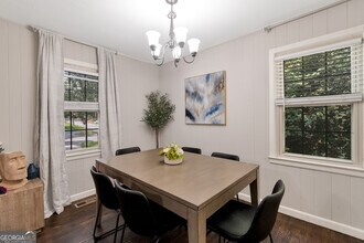 240 Lake Dr in Atlanta, GA - Building Photo - Building Photo