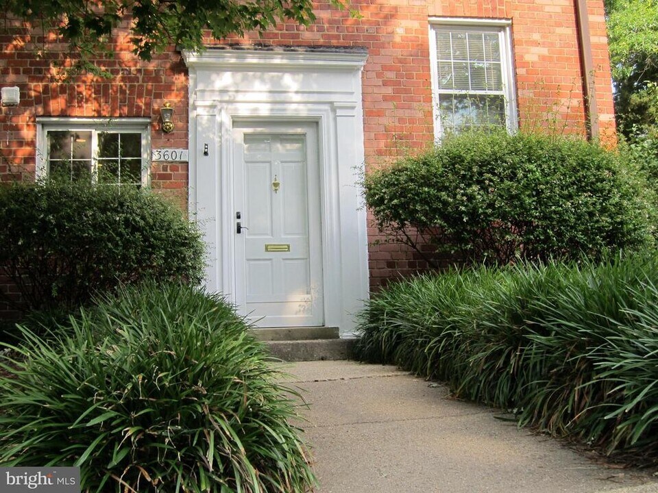 3601 Greenway Pl in Alexandria, VA - Building Photo