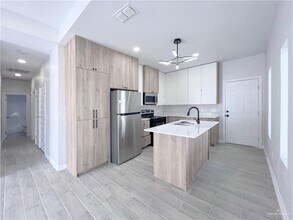 15 N Alexandrite Ave in Edinburg, TX - Foto de edificio - Building Photo