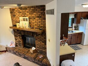 1467 Westview Dr in Coralville, IA - Foto de edificio - Building Photo