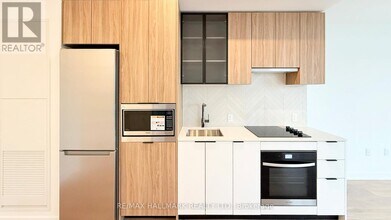 1037 The Queensway in Toronto, ON - Building Photo - Building Photo