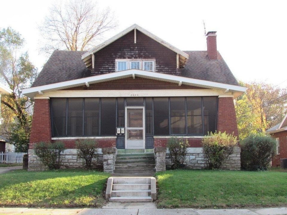 2609 Hillcrest Ave in Alton, IL - Building Photo