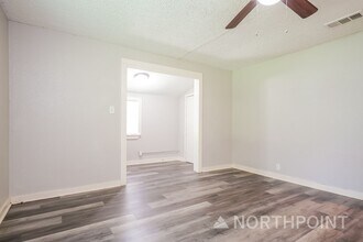 1211 Country Club Rd in Cleburne, TX - Foto de edificio - Building Photo