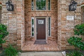 4303 Monarch Dr in Sugar Land, TX - Building Photo - Building Photo