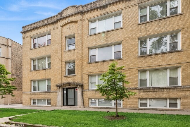 property at 2319 W Rosemont Ave