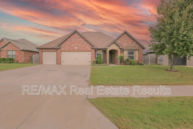 property at 2202 SW Tupelo Ave