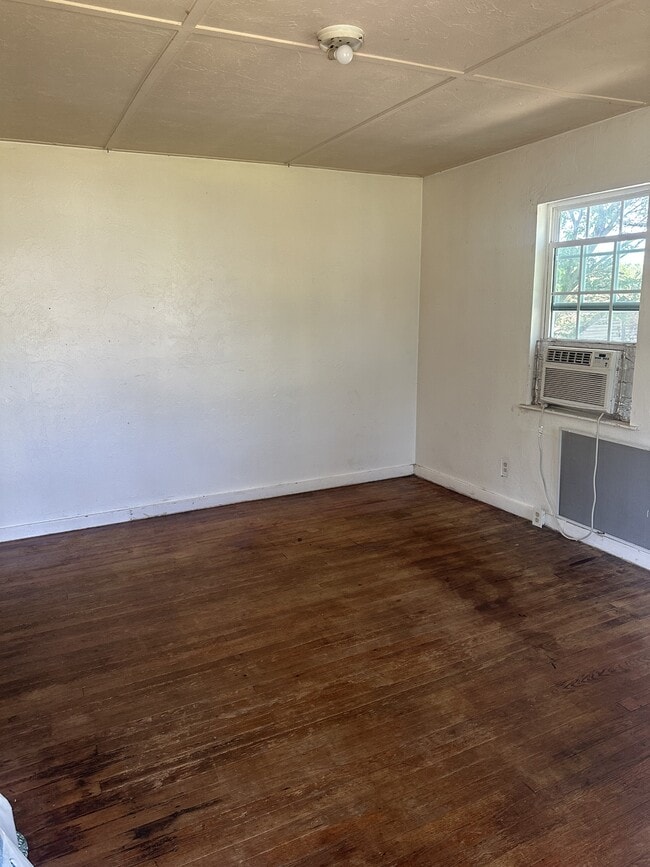 property at 907 E 14th St