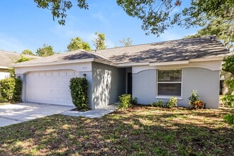 10935 Livingston Dr in New Port Richey, FL - Foto de edificio - Building Photo
