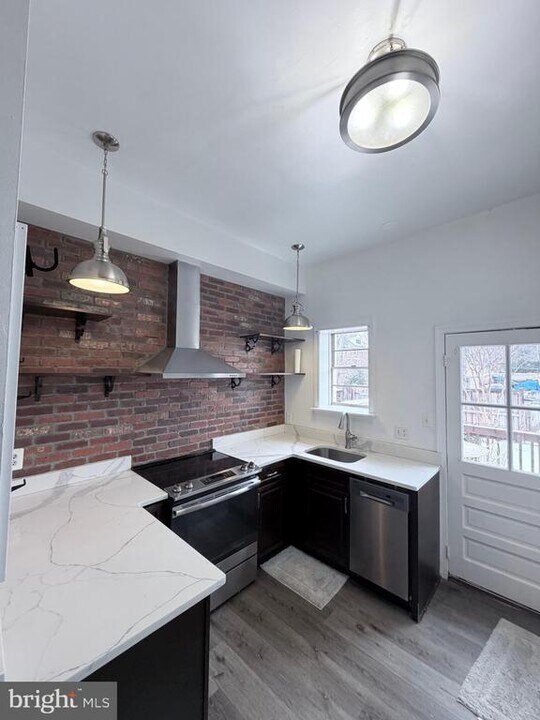 1111 Duke St in Alexandria, VA - Building Photo