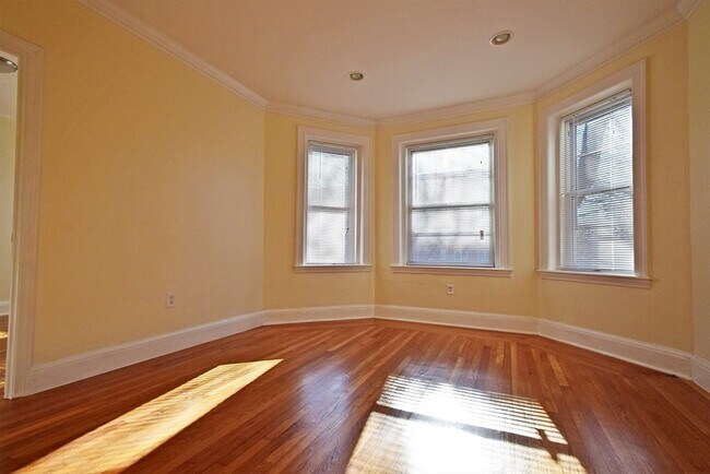 73 Thatcher St, Unit 302 in Brookline, MA - Building Photo - Building Photo