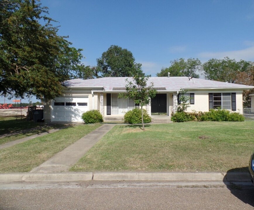 102 E Park Ave in Victoria, TX - Building Photo