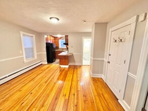 7-9 Spring Street in West Warwick, RI - Foto de edificio - Building Photo