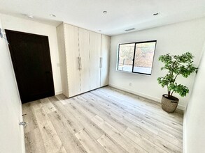 7822 Shadyspring Dr in Burbank, CA - Foto de edificio - Building Photo