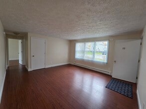 20 Booker St, Unit Unit B in Lisbon, ME - Foto de edificio - Building Photo