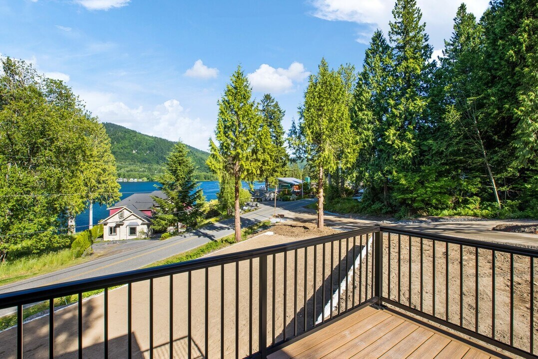425 W Lake Samish Dr in Bellingham, WA - Building Photo