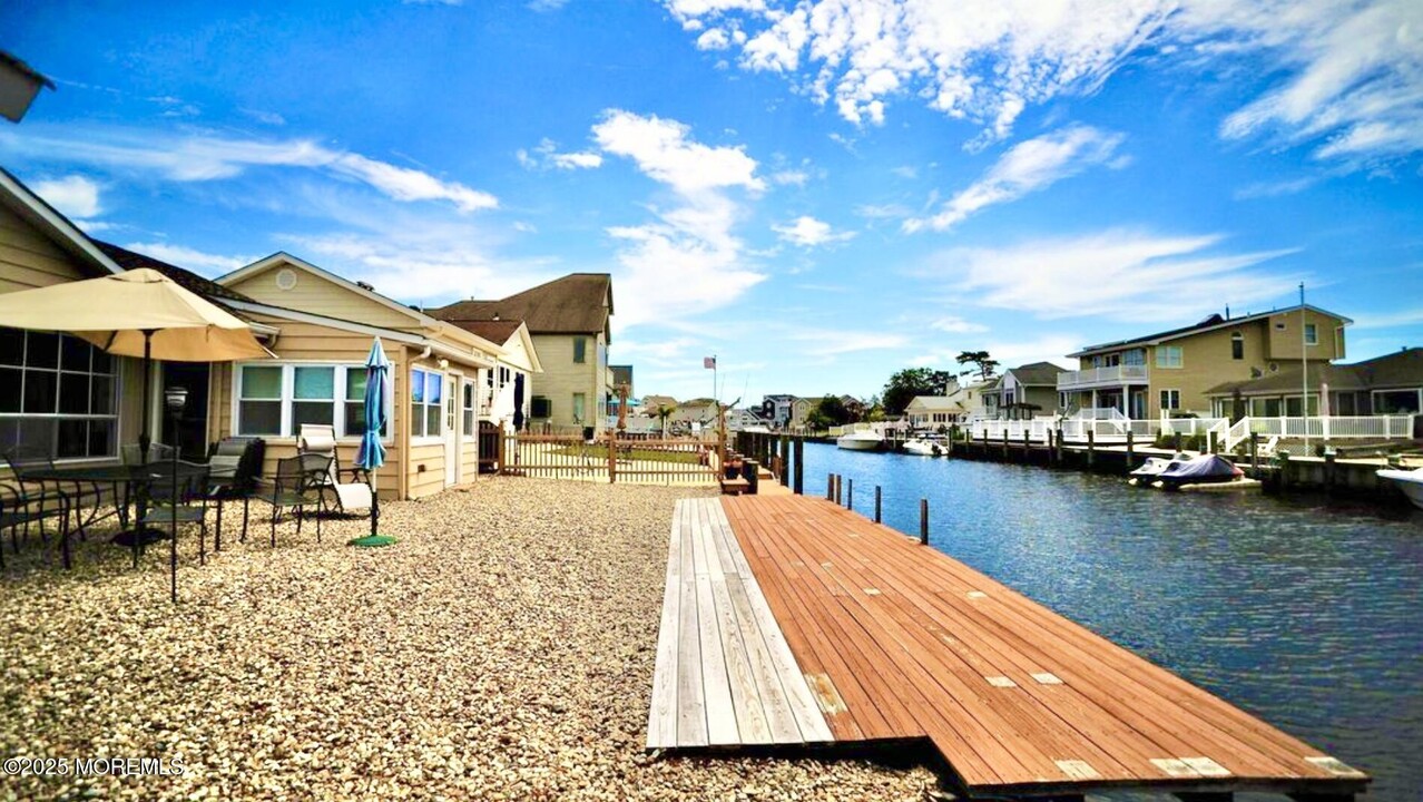 337 Cheryl Dr in Toms River, NJ - Building Photo