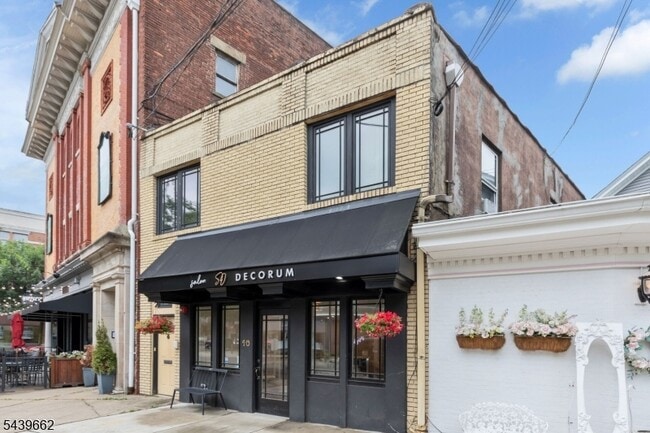 property at 8 Kent Pl Blvd