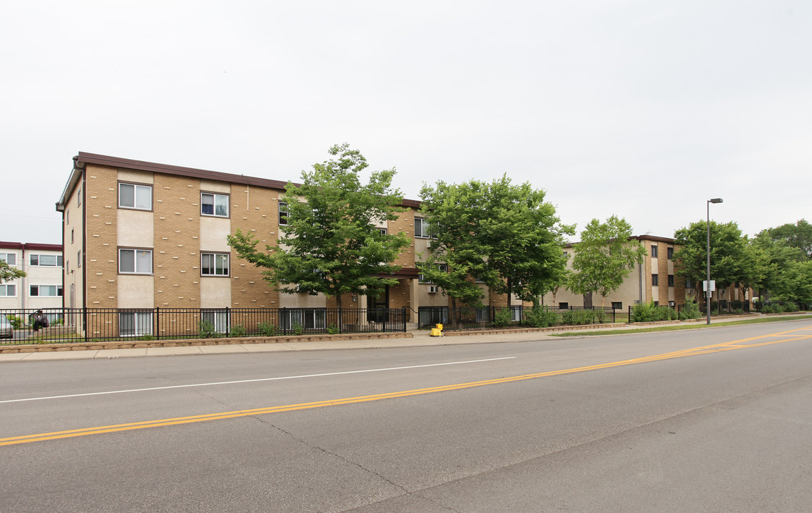 Louisiana Court Apartments in St. Louis Park, MN - Building Photo