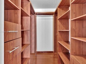 1865 S Ocean Dr in Hallandale Beach, FL - Building Photo - Building Photo
