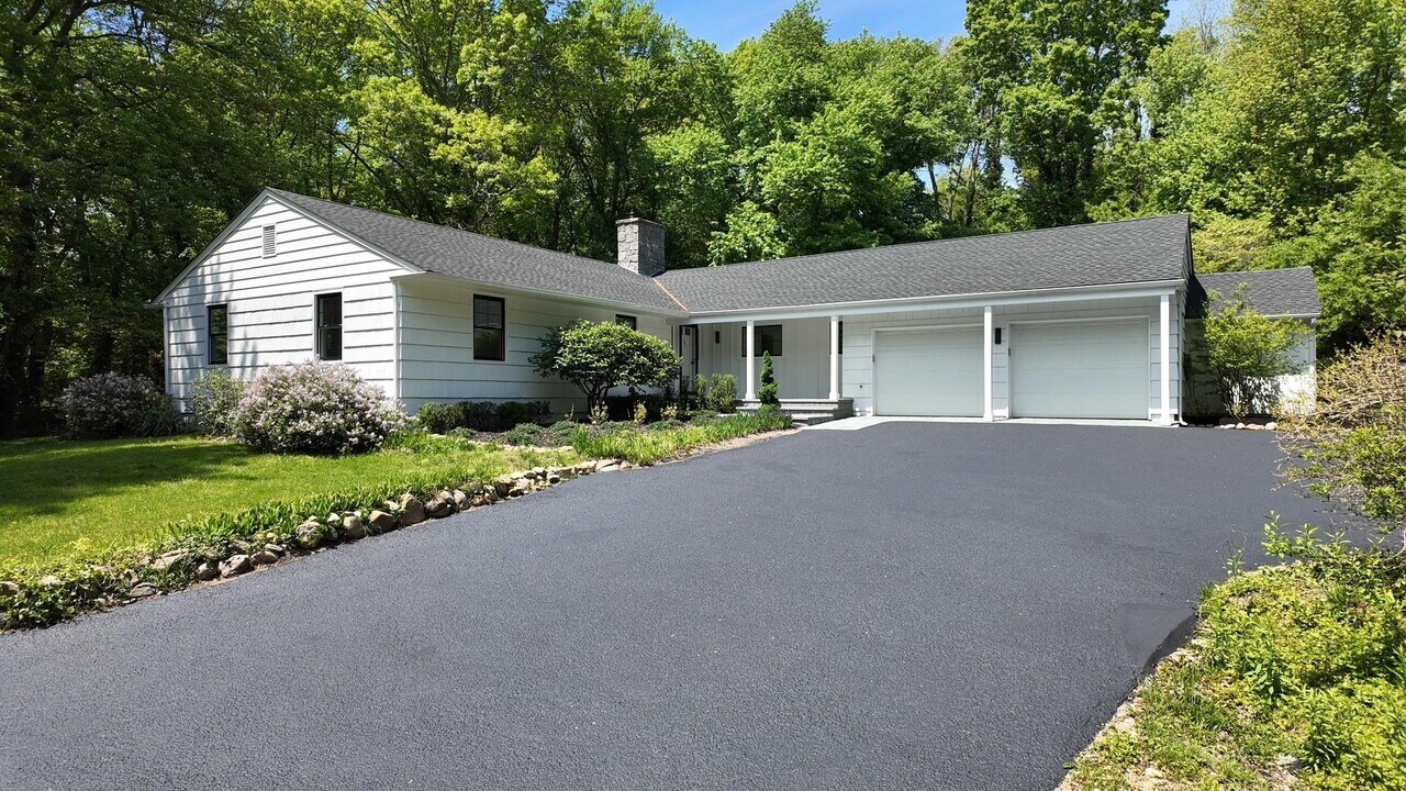 471A Woodbury Rd in Cold Spring Harbor, NY - Building Photo