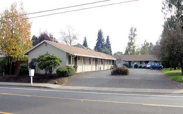 Royal Oak Apartments in Hillsboro, OR - Building Photo