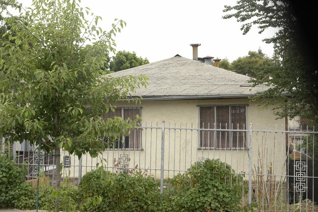 1943-1949 E 25th St in Oakland, CA - Building Photo - Building Photo