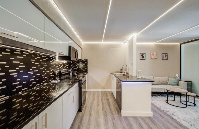 4641 Wild Indigo St in Houston, TX - Foto de edificio - Building Photo