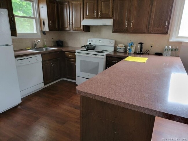 76 Maple St in Branford, CT - Building Photo - Building Photo