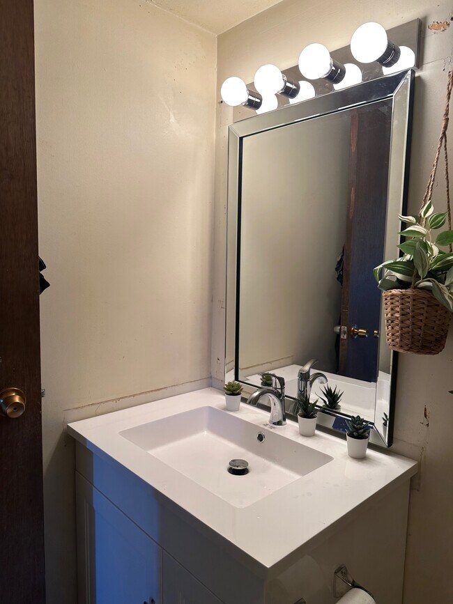 2016 Fullerton Av in North Vancouver, BC - Building Photo - Building Photo