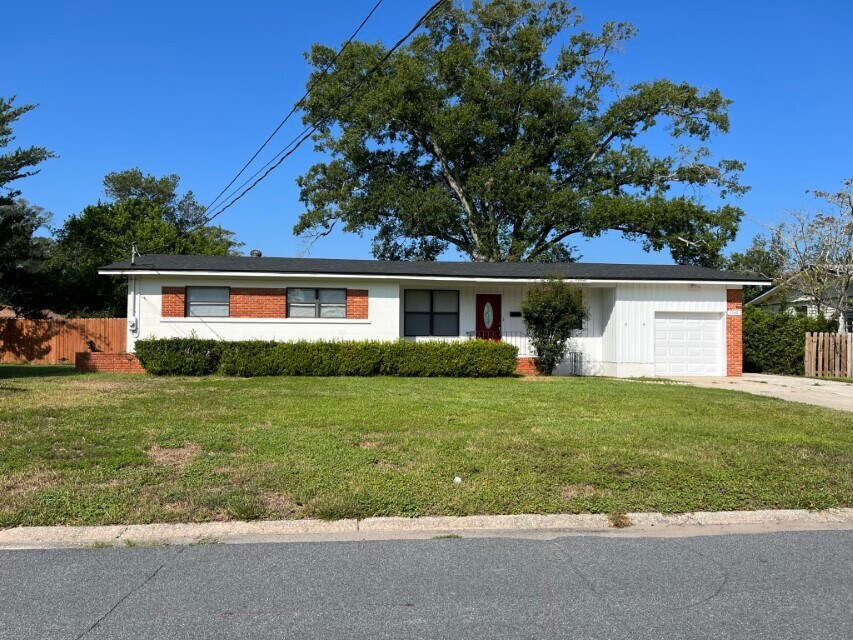 1348 Lamanto Ave E in Jacksonville, FL - Building Photo