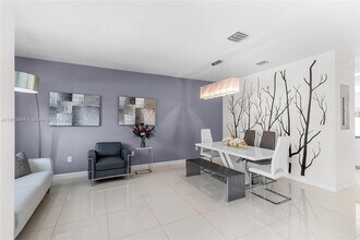 9385 W 33rd Way in Hialeah, FL - Foto de edificio - Building Photo