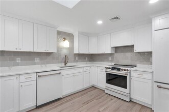 86 Sherwood Terrace in Portsmouth, RI - Building Photo - Building Photo