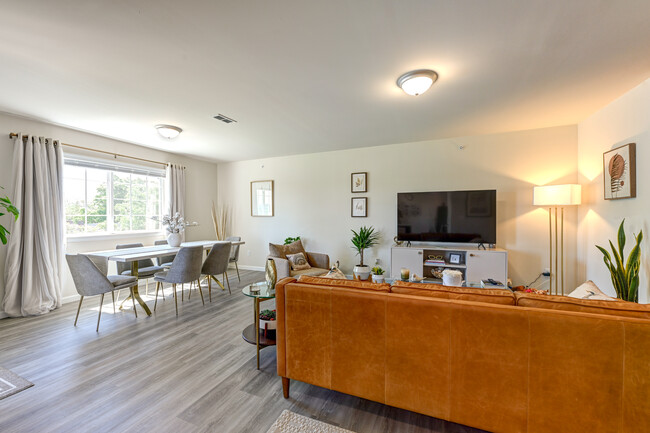 Golf Links Apartments in Middletown, NY - Building Photo - Interior Photo