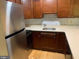 5700 Chapman Mill Dr in North Bethesda, MD - Building Photo