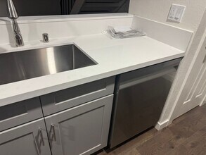 5906 Walerga Rd in Sacramento, CA - Foto de edificio - Building Photo