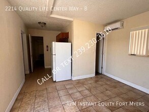 2214 Quality Life Ctr Wy in Ft. Myers, FL - Building Photo - Building Photo