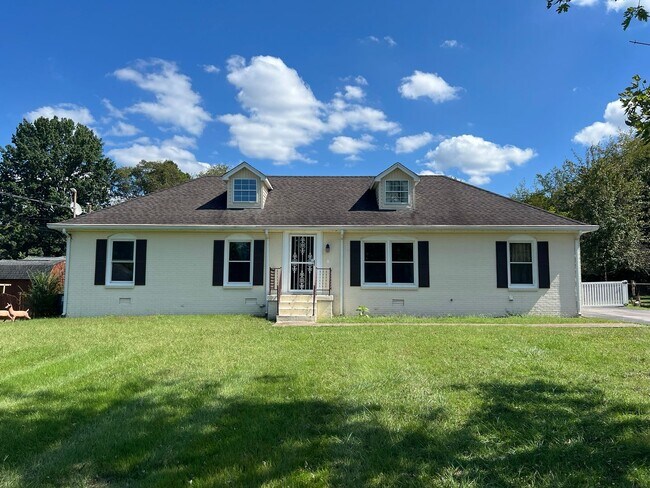 420 Ross Dr in Smyrna, TN - Foto de edificio - Building Photo