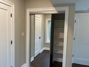 2044 Great Falls St in Falls Church, VA - Foto de edificio - Building Photo