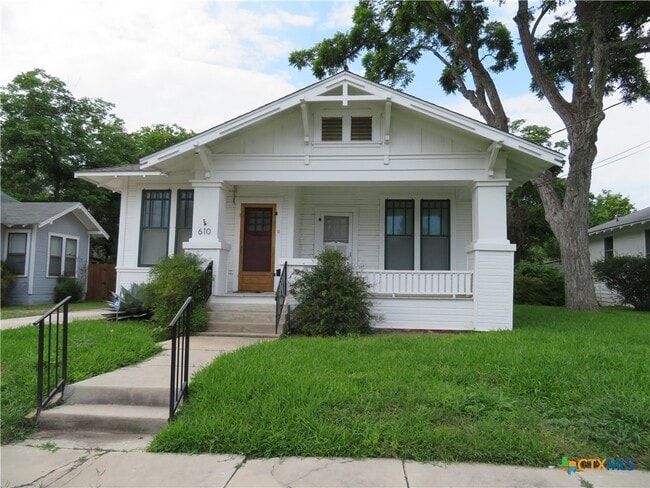 property at 610 E Krezdorn St