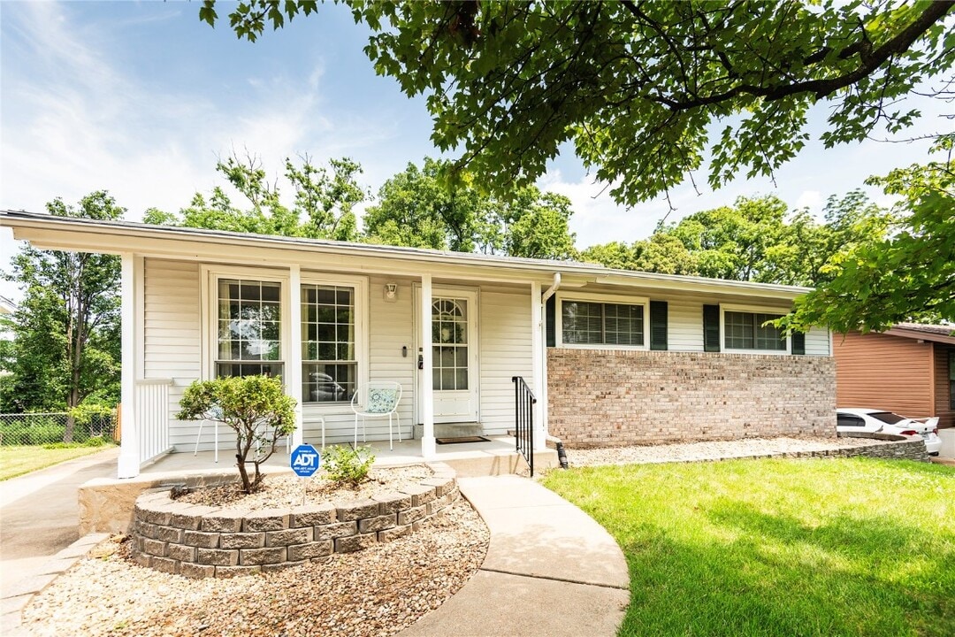 10411 Antrim Dr in St. Louis, MO - Building Photo