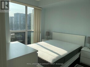 88 Sheppard Ave W in Toronto, ON - Building Photo - Building Photo