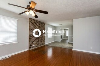 7706 Poinsettia Dr in Louisville, KY - Building Photo - Building Photo
