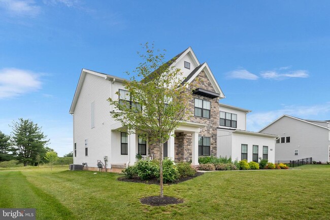 property at 2639 Hawthorn Dr