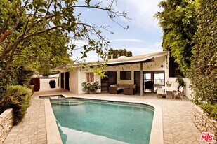 303 Mavis Dr in Los Angeles, CA - Building Photo