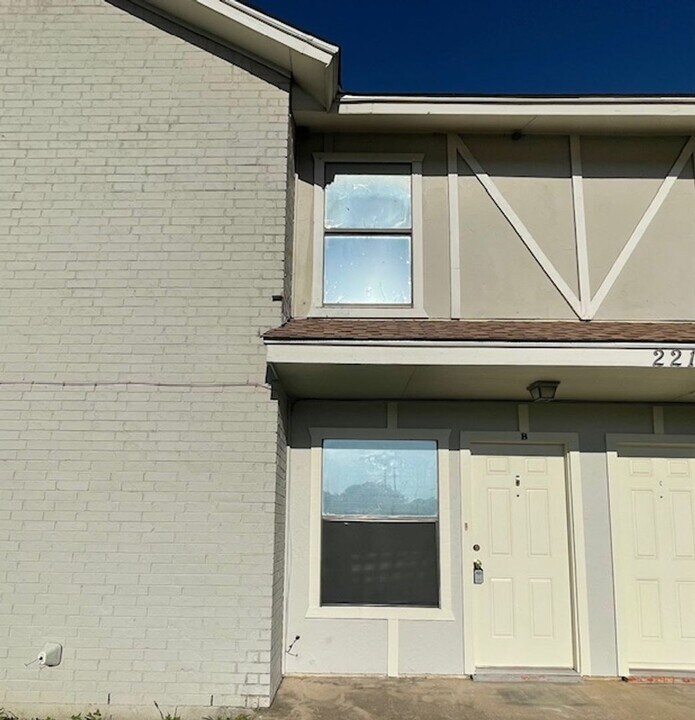 221 Meadow Ct in Keller, TX - Building Photo