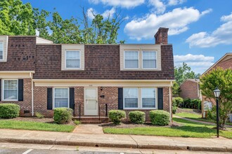 Stratford Square Apartments in Martinsville, VA - Foto de edificio - Building Photo